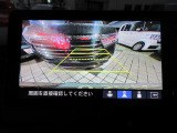 バックカメラの画像です。ガイドラインがスムースな車庫入れをサポートいたします!車庫入れの安心感がアップしますね