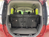 ラゲッジルームは、大容量のスペースを確保。普段のお買い物からレジャーまで、幅広く活躍してくれます!また、リアシートを倒すことでバリエーション豊かにお使いいただけます。