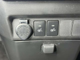 【シートヒーター】体調に合わせて細かく車内環境を調整できちゃいます。天候や、体調に左右されずに快適に1日をスタート出来ますね。