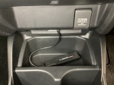 アクセサリーソケットはUSBのアダプターなどをつければ、スマホの充電にも使えます。周辺には物が置けるトレーがついています。