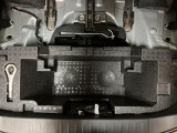 リヤには「いざ」という時のための工具が装備しております。ジャッキ・ナットレンチ・タイヤパンク修理キット・ミニコンプレッサーなどのお助けキットです。