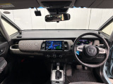 見通しの良い運転席回りとなっておりますので安心して運転をして頂けます!窓が大きいので明るく開放的な室内です
