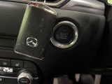 【アドバンストキー】カバンやポケットに入れたままでもドアの施錠・解錠が可能なスマートキーを装備。エンジンのオン・オフ時もカギを取り出す必要が無いからとっても便利です♪