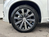 北欧流のラグジュアリーを体現したXC90。伝統的なスカンジナビアン・デザインを継承しながら、躍動感にあふれ優雅な雰囲気を身にまとう、新しい潮流を具現化したスタイリングです。