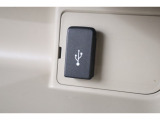 USBオーディオ用ソケットがついていますので携帯電話などを接続すれば音楽等の再生が可能です!
