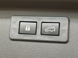 【パワーバックドア】スマートキーや運転席のボタンを押すだけでリアゲートが自動で開閉します!荷物を持っている時や、高い位置にあるバックドアを閉める際に便利な機能です♪