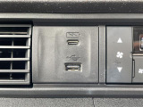 【USB端子】USB接続もついていますので携帯などの電子機器の充電にも使えて便利です♪