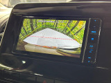【バックカメラ】駐車時に後方がリアルタイム映像で確認できます。大型商業施設や立体駐車場での駐車時や、夜間のバック時に大活躍!運転スキルに関わらず、今や必須となった装備のひとつです!