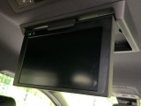 【後席モニター】家族や友人とお出かけする機会が多い方に大人気の後席モニターを装備!見やすい位置に画面がありテレビやDVDの視聴も快適!友達もお子様も、後席にしか乗らなくなるかも??