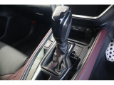 シフトレバーは本革巻のグリップとシフトブーツを装着、シフトパネルはピアノブラック調になっており、高級感を演出。