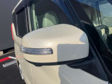 対向車から見やすいウィンカー付きドアミラー。