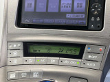 【オートエアコン】一度お好みの温度に設定すれば、車内の温度を検知し風量や温度を自動で調整。暑い&hellip;寒い&hellip;と何度もスイッチ操作をする必要はありません。快適な車内空間には必須の機能ですね♪