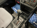 【フロアシフト】シンプルで操作性に優れたフロアシフト。
