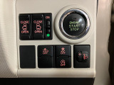 便利なパワースライドドアを装備☆ キーや運転席側からの操作も可能です☆ 物が挟まってしまった場合は止まるので安心です。 小さなお子様が乗っている場合もチャイルドロックとの併用で安心ですね♪