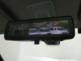 スマートルームミラーは、車両後方に設置されたカメラの映像を、ルームミラーに映し出すことで、死角をなくし、安全性を向上させることができます。また、夜間や雨天時でも、クリアな映像を映し出すことができます。