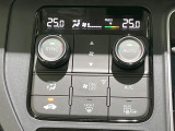 【オートエアコン】一度お好みの温度に設定すれば、車内の温度を検知し風量や温度を自動で調整。暑い&hellip;寒い&hellip;と何度もスイッチ操作をする必要はありません。快適な車内空間には必須の機能ですね♪