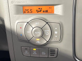 【オートエアコン】一度お好みの温度に設定すれば、車内の温度を検知し風量や温度を自動で調整。暑い&hellip;寒い&hellip;と何度もスイッチ操作をする必要はありません。快適な車内空間には必須の機能ですね♪