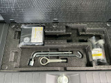 ラゲッジルーム下にエアポンプ・パンク修理剤・車載工具などがあります。