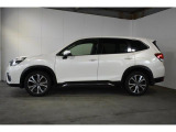 スバルの4WD(AWD)は直進安定性に優れ、日常走行から高速走行まで、さまざまなシーンで安心感に満ちた走りが愉しめます。それは悪路や泥道など左右のタイヤの路面状況が異なるシーンでも変わりません。