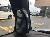 助手席側にある「ピタ駐ミラー」で車両前方や左側の死角を補助し、狭い場所での駐車やすれ違いを安全に行える!