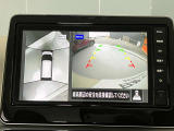 前後左右4つのカメラで、上から見たような映像をお届け、駐車時も安心、アラウンドビューモニター付(肉眼では確認し辛い左前の映像に切り替えることも可能です)。