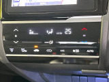 【オートエアコン】一度お好みの温度に設定すれば、車内の温度を検知し風量や温度を自動で調整。暑い&hellip;寒い&hellip;と何度もスイッチ操作をする必要はありません。快適な車内空間には必須の機能ですね♪