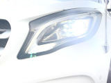 ●LEDヘッドライト:夜間走行時も良好な視界を確保し安心して運転できる高輝度LEDヘッドライトを装備!点灯速度が早く、消費電力も抑えられています。