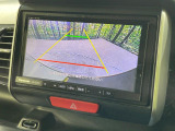 【バックカメラ】駐車時に後方がリアルタイム映像で確認できます。大型商業施設や立体駐車場での駐車時や、夜間のバック時に大活躍!運転スキルに関わらず、今や必須となった装備のひとつです!