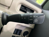 【オートライト】周りの明るさに応じて自動でヘッドライトの点灯・消灯ができる機能です!ライトの付け忘れ・消し忘れなどが無くなり、雨の日や夕方の走行も安心!トンネル通過時も便利ですね♪