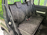 後部座席も気になるようなキズ・汚れやへたり等、大きなダメージはなく、良好な状態です。