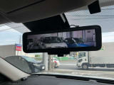 悪天候や荷物で後方の確認がしにくい時もミラーに映像で映してくれるインテリジェントルームミラーです。