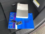 メンテナンスノート【整備記録簿】、取説も揃っています。スマートキーはバッグなどにしまったままボタン操作でエンジンの始動・停止ができて大変便利です。