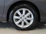 純正のアルミホイール装着車です。タイヤサイズは175/65R15です。