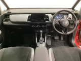 車内は光触媒抗菌消臭施工済です。スタイリッシュなデザインで暖かみのあるインパネ周りを演出します。グローブボックスやカップホルダーのほかにトレーなどたくさんの収納スペースが装備されています。