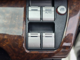 各席のパワーウインドウを手元で操作可能。使い勝手の良い設計です。