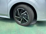 日産純正のアルミホイールで足元もスッキリおしゃれに演出します。