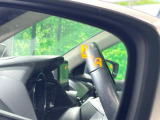【ブラインドスポットモニタリング】走行中、ドアミラーの死角になりやすい箇所に後続車が接近するとサイドミラー付近に警告を表示、ドライバーに注意喚起をしてくれます。