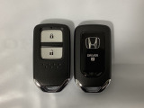 スマートキーを装備しています。鍵を差し込むことなくドアロックの開け閉めと、スタートボタン操作でのエンジンスタートができます。スペアキーも同じものを用意しております。