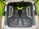 普段のお買い物や通勤、送迎等に十分な荷室スペースを確保しております。サードシートを倒すと、大きな荷物の積載も可能です♪