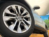 【純正19インチアルミホイール】外観にマッチした純正アルミホイールを装着しております。各種社外アルミホイールや、スタッドレスタイヤも取扱いしております。是非ご相談ください♪