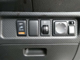 100V電源にヘッドライトレベライザー、ドアミラー操作スイッチ。