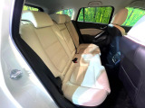 後部座席も気になるようなキズ・汚れやへたり等、大きなダメージはなく、良好な状態です。