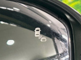 【ブラインドスポットインフォメーション】走行中、ドアミラーの死角になりやすい箇所に後続車が接近するとサイドミラー付近に警告を表示、ドライバーに注意喚起をしてくれます。