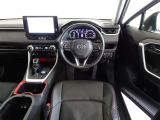 革巻きステアリングで快適な操作性の運転席です。