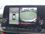【アラウンドビューモニター】空から見下ろすような視点で、スムースな駐車と安全確認をサポートします。
