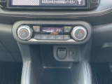 オートエアコン。運転席、助手席を温めるシートヒーターのスイッチです。