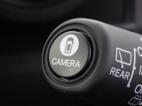 ★マルチビューカメラ★ワイパーレバー先端の「CAMERAスイッチ」を押すことで、車を上空から見下ろしたような映像をカーナビ画面に映し出し、車庫入れや縦列駐車をサポートしてくれます♪