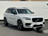 北欧流のラグジュアリーを体現したXC90。伝統的なスカンジナビアン・デザインを継承しながら、躍動感にあふれ優雅な雰囲気を身にまとう、新しい潮流を具現化したスタイリングです。