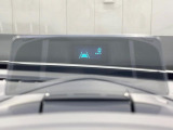 【ヘッドアップディスプレイ】現在の速度や走行情報をデジタル表示で運転席前方のガラスに投影!運転中、目線をずらさず必要な情報を確認できるのでとっても便利で安心!