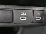 充電用USB端子付き。スマートフォンなどの充電に便利です。